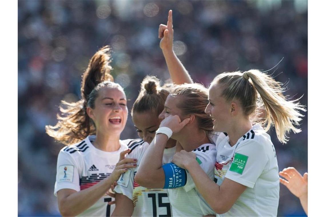 DFB-Frauen besiegen Nigeria im Viertelfinale Deutschlands Spielerinnen mit Marina Hegering (l-r), Giulia Gwinn, Torschützin Alexandra Popp und Lea Schüller jubeln nach dem 1:0. Foto: Sebastian Gollnow