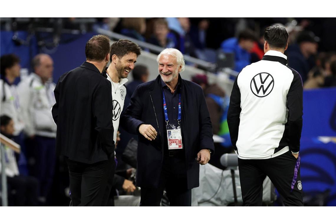 Deutschlands Sportdirektor Rudi Völler (M) und Bundestrainer Julian Nagelsmann (l) lachen vor dem Spiel.