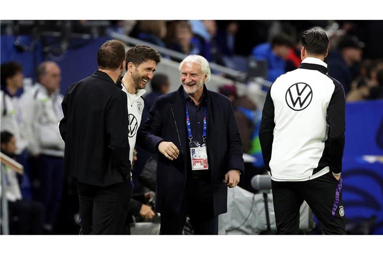Deutschlands Sportdirektor Rudi Völler (M) und Bundestrainer Julian Nagelsmann (l) lachen vor dem Spiel.