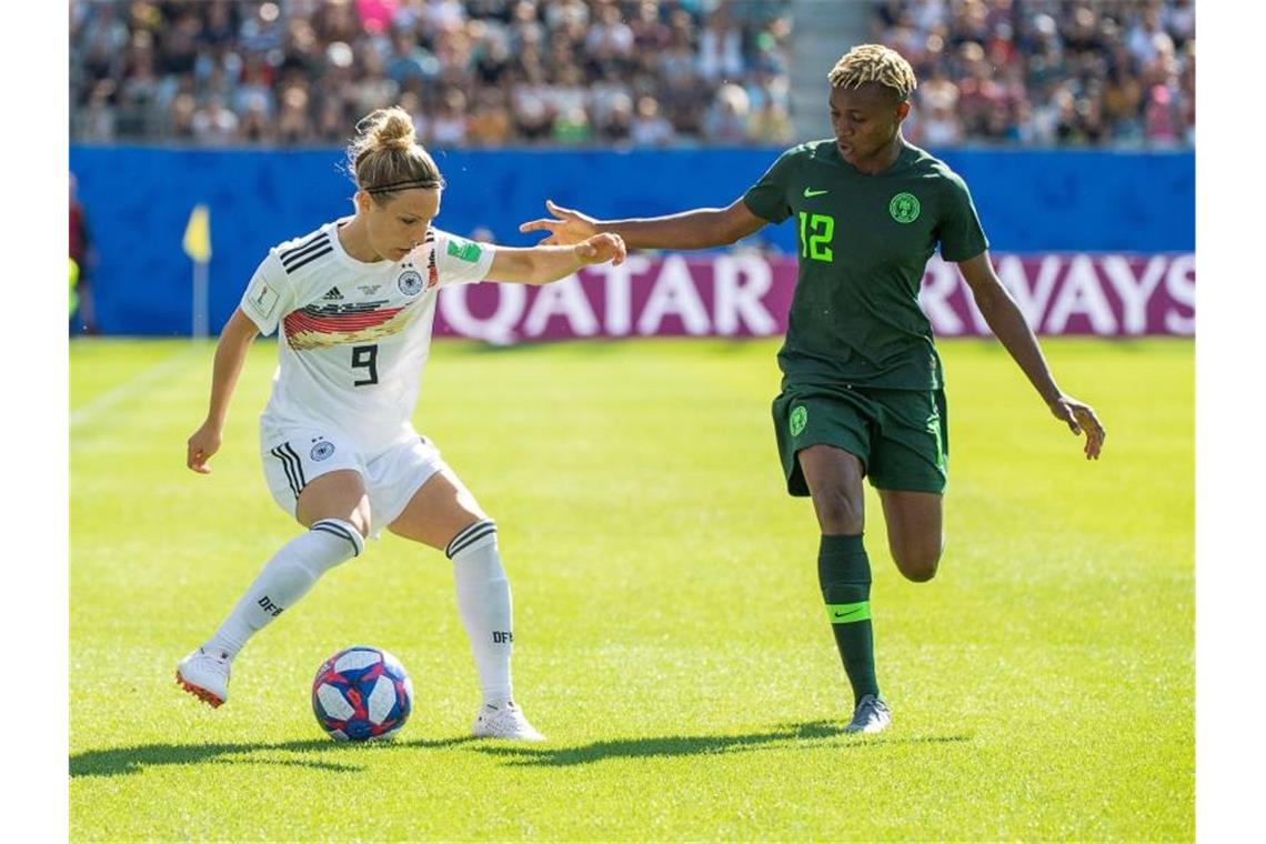 DFB-Frauen besiegen Nigeria im Viertelfinale Deutschlands Svenja Huth (l) führt im Zweikampf mit Nigerias Uchenna Kanu den Ball. Foto: Sebastian Gollnow