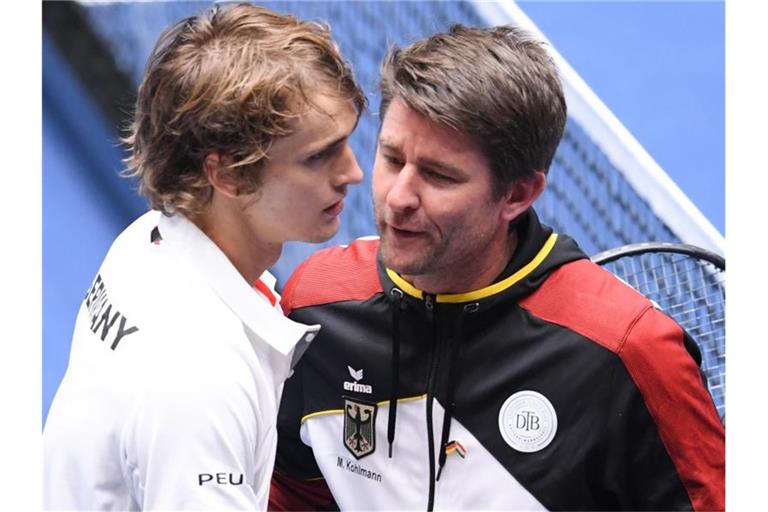Deutschlands Teamkapitän Michael Kohlmann (r) bedankt sich bei Alexander Zverev. Foto: Arne Dedert/dpa/Archivbild