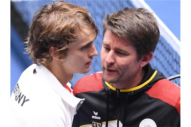 Deutschlands Teamkapitän Michael Kohlmann (r) im Gespräch mit Alexander Zverev. Foto: Arne Dedert/dpa