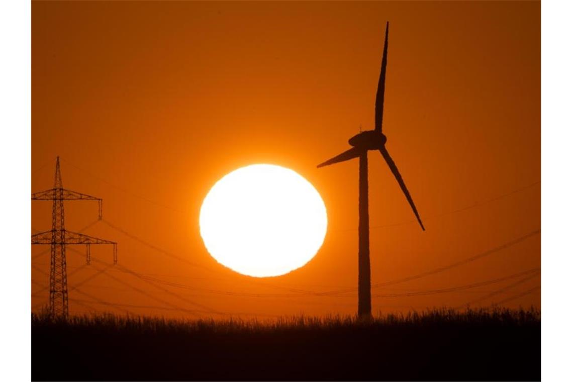 Deutschlands Telekommunikationsunternehmen setzen immer stärker auf Ökostrom - wie zum Beispiel aus der Windkraft - um ihre Antennen, Server und Shops klimaschonender zu betreiben. Foto: Julian Stratenschulte/dpa