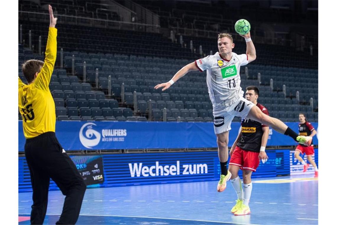 Generalprobe als WM-Mutmacher: Deutsche Handballer glänzen Deutschlands Timo Kastening (r) wirft aufs Tor von Österreichs Torhüter Florian Kaiper. Foto: Marius Becker/dpa