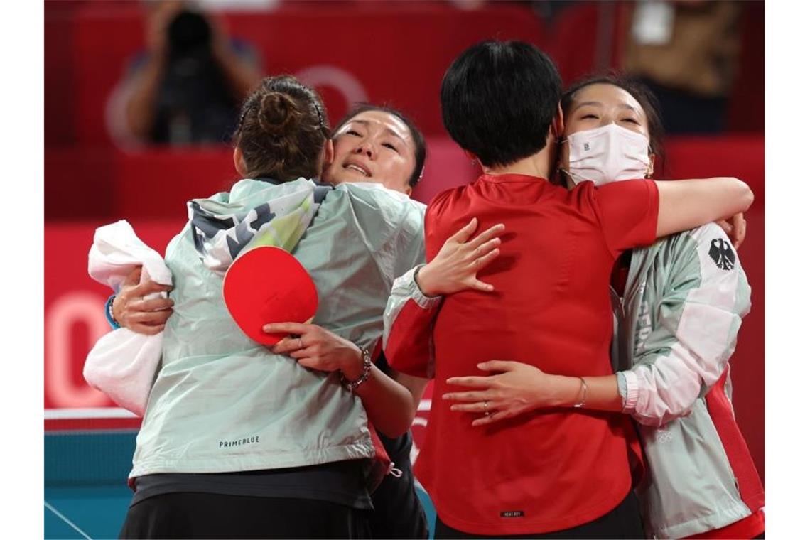 Deutschlands Tischtennis-Frauen feiern den Einzug ins Team-Halbfinale. Foto: Friso Gentsch/dpa