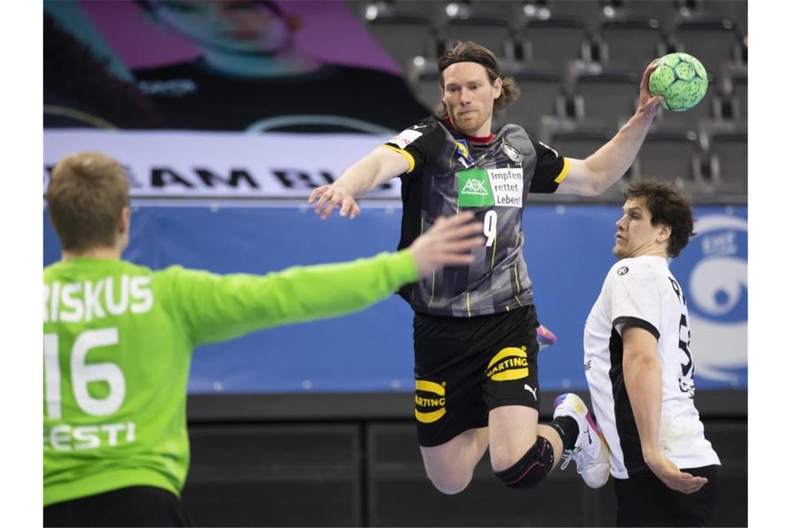 Handballer schließen EM-Quali erfolgreich ab Deutschlands Tobias Reichmann (M) wirft den Ball aufs Tor. Foto: Tom Weller/dpa
