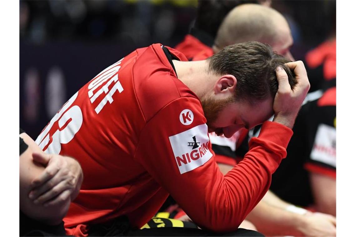 Desolate Handballer mit bitterer EM-Pleite gegen Spanien Deutschlands Torhüter Andreas Wolff sitzt enttäuscht und ratlos auf der Bank. Foto: Robert Michael/dpa-Zentralbild/dpa