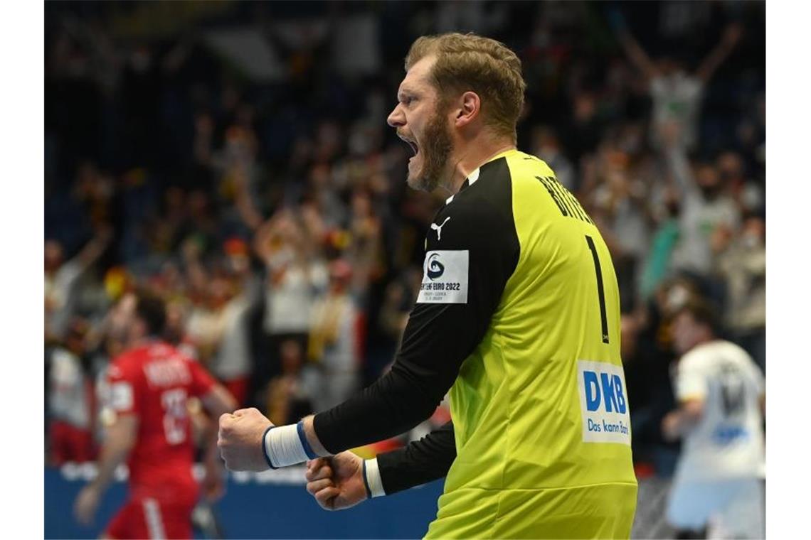 Dezimiertes DHB-Team trotzt Corona: Sieg gegen Polen Deutschlands Torhüter Johannes Bitter feiert sich für eine starke Parade. Foto: Marijan Murat/dpa