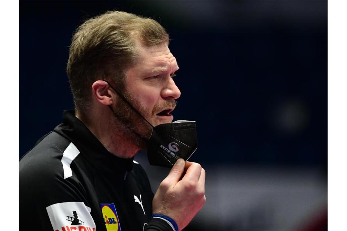 DHB-Auswahl schließt EM mit Sieg ab Deutschlands Torhüter Johannes Bitter steht mit Maske am Spielfeldrand. Foto: Marijan Murat/dpa