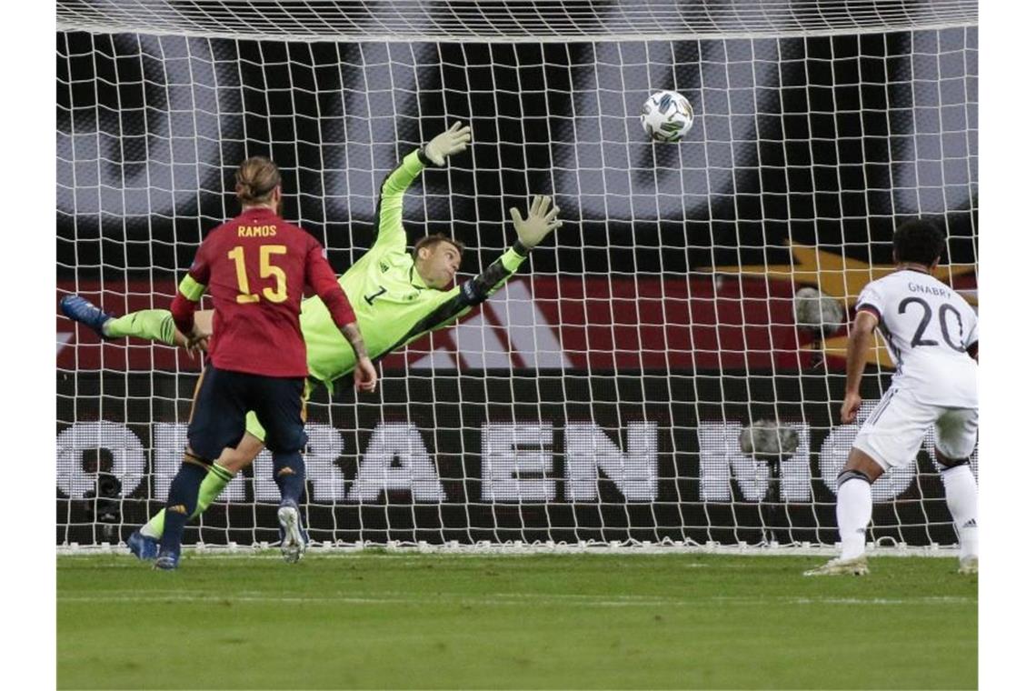Nach 0:6-Debakel: Gedemütigter Löw in Erklärungsnot Deutschlands Torhüter Manuel Neuer kann das Tor zum 0:1 von Spaniens Morata (nicht im Bild) nicht verhindern. Foto: Daniel Gonzales Acuna/dpa