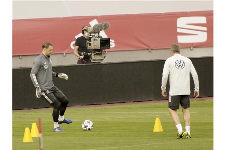 Deutschlands Torhüter Manuel Neuer (l) bereitet sich beim Abschlusstraining des DFB-Teams in Sevilla auf das Spiel gegen Spanien vor. Foto: Daniel Gonzales Acuna/dpa