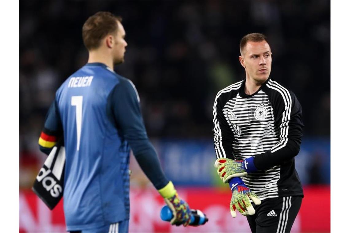 Deutschlands Torhüter Manuel Neuer (l) und Marc-Andre ter Stegen. Foto: Christian Charisius/dpa