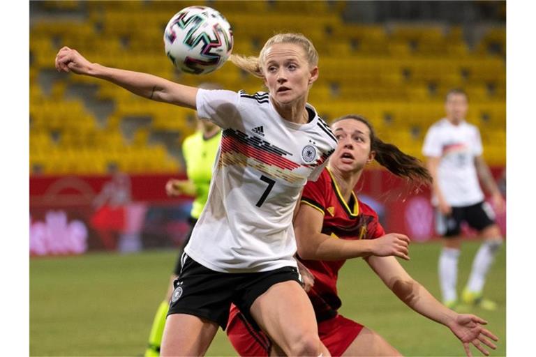 Deutschlands Torschützin Lea Schüller (l) kommt vor Belgiens Jody Vangheluwe an den Ball. Foto: Federico Gambarini/dpa