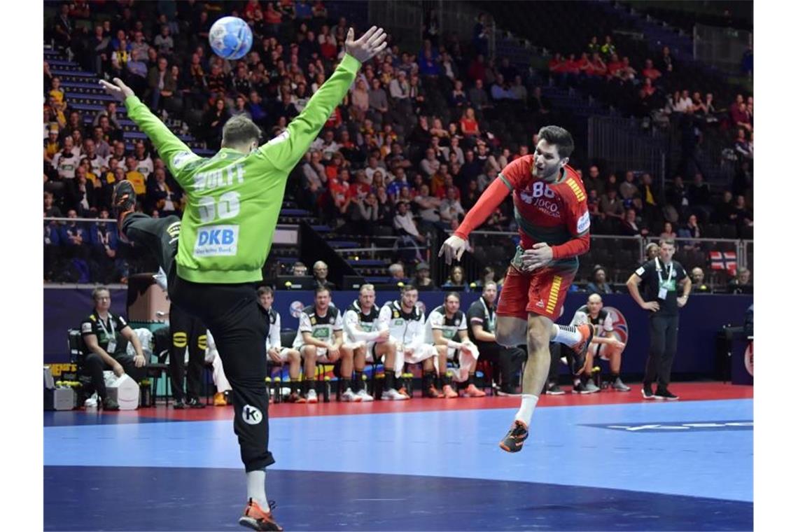 Deutsche Handballer nach Sieg gegen Portugal Fünfter Deutschlands Torwart Andreas Wolff kann den Treffer von Portugals Fabio Magalhaes nicht verhindern. Foto: Anders Wiklund/TT NEWS AGENCY via AP/dpa