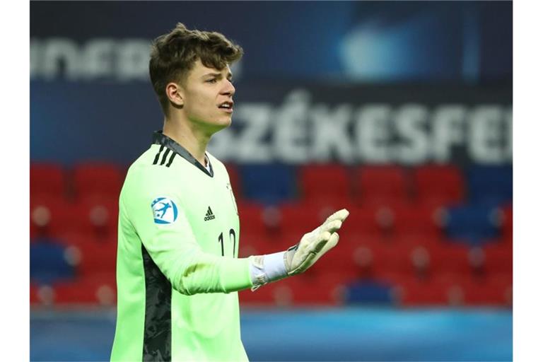 Deutschlands Torwart Finn Dahmen gibt Anweisungen. Foto: Csaba Domotor/dpa