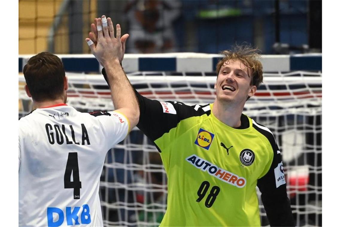 DHB-Team weiter - Gislason sieht Steigerungspotenzial Deutschlands Torwart Till Klimpke (r) erhielt nach dem Spiel gegen Österreich viel Lob. Foto: Marijan Murat/dpa