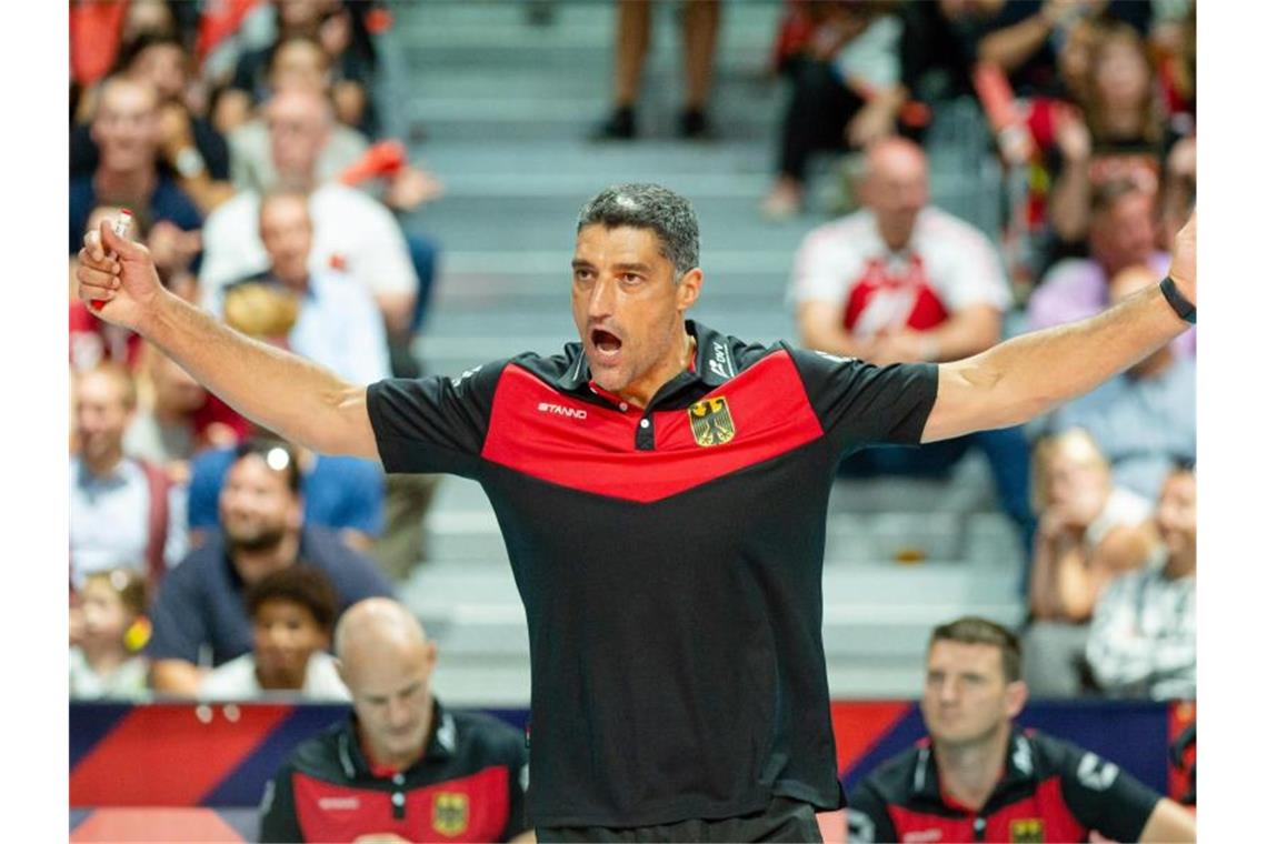 Volleyballer wollen ersten Sieg: „Spiel ins Rollen bringen“ Deutschlands Trainer Andrea Giani hofft auf den ersten EM-Sieg. Foto: Jonas Roosens/BELGA