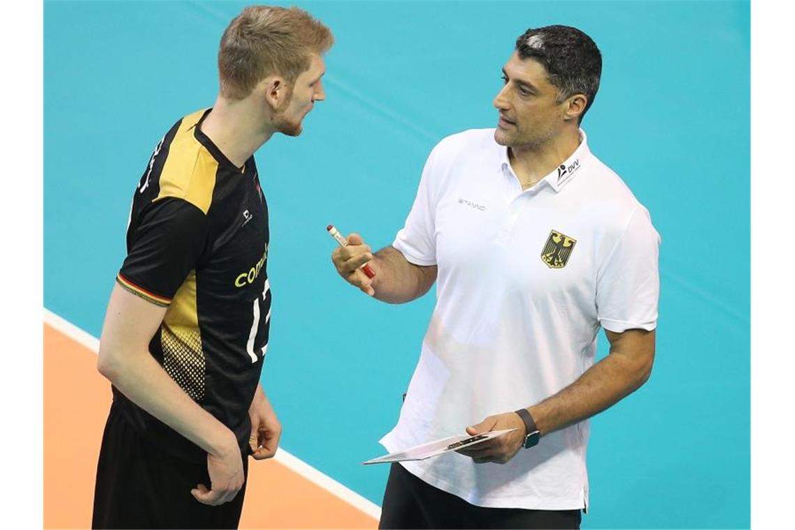 VfB Friedrichshafen verpflichtet Nationalspieler Hirsch Deutschlands Trainer Andrea Giani (r) bespricht sich mit seinem Spieler Simon Hirsch. Foto: Andreas Gora/dpa/Archivbild