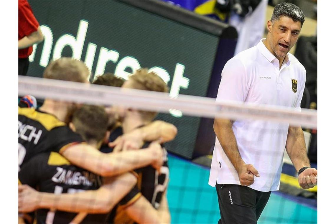 „Definitiv Favorit“: Volleyballer kämpfen ums Finale Deutschlands Trainer Andrea Giani will mit seinen Volleyballern ins Finale der Olympia-Qualifikation einziehen. Foto: Andreas Gora/dpa