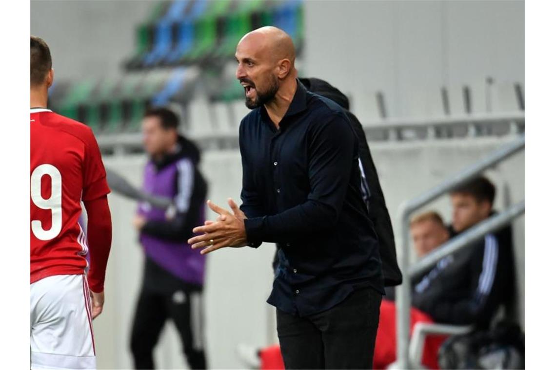 Deutsche U21 mit zweitem Sieg für Trainer Di Salvo Deutschlands Trainer Antonio Di Salvo (r) feuert die Spieler von der Seitenlinie aus an. Foto: Marton Monus/dpa