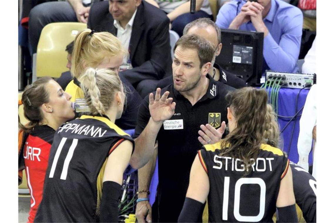 Volleyballerinnen bestreiten Heimturnier: „Spannende Woche“ Deutschlands Trainer Felix Koslowski (M) gibt Anweisungen. Foto: Krzysztof Œwiderski/PAP/Archivbild