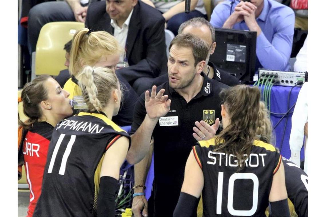 Deutschlands Trainer Felix Koslowski (M) gibt Anweisungen. Foto: Krzysztof Œwiderski/PAP/Archivbild