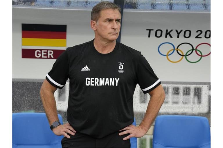 Deutschlands Trainer Stefan Kuntz beobachtet das Spiel seiner Mannschaft. Foto: Andre Penner/AP/dpa