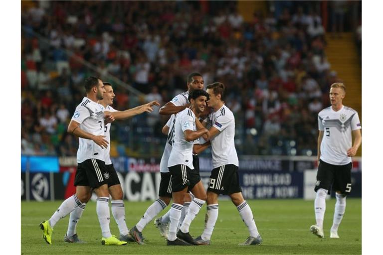 Deutschlands U21-Fußballer feiern Torschützen Luca Waldschmidt und den Einzug ins EM-Halbfinale. Foto: Cezaro De Luca