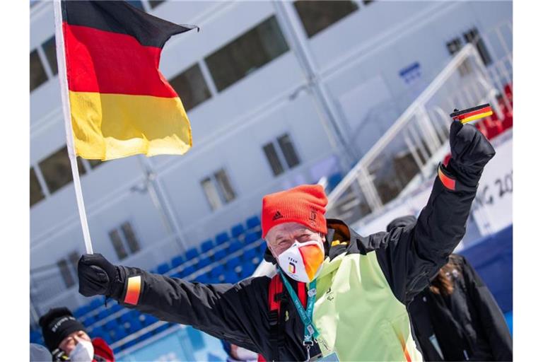 Deutschlands Verbands-Präsident Friedhelm Julius Beucher ist zufrieden mit dem ersten Wettkampf-Wochenendes bei den Winter-Paralympics. Foto: Jens Büttner/dpa-Zentralbild/dpa