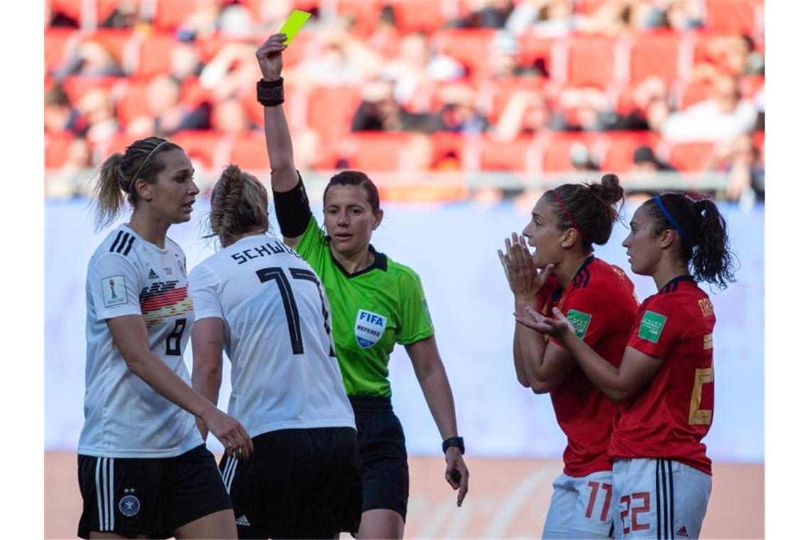 Riesenerleichterung: DFB-Frauen besiegen auch Spanien Deutschlands Verena Schweers (M) sieht nach einem Foul an einer Spanierin gelb. Foto: Sebastian Gollnow