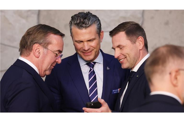 Deutschlands Verteidigungsminister Boris Pistorius (von links) unterhält sich in Brüssel mit seinem US-Kollegen Pete Hegseth und Hanno Pevkur, Verteidigungsminister aus Estland.