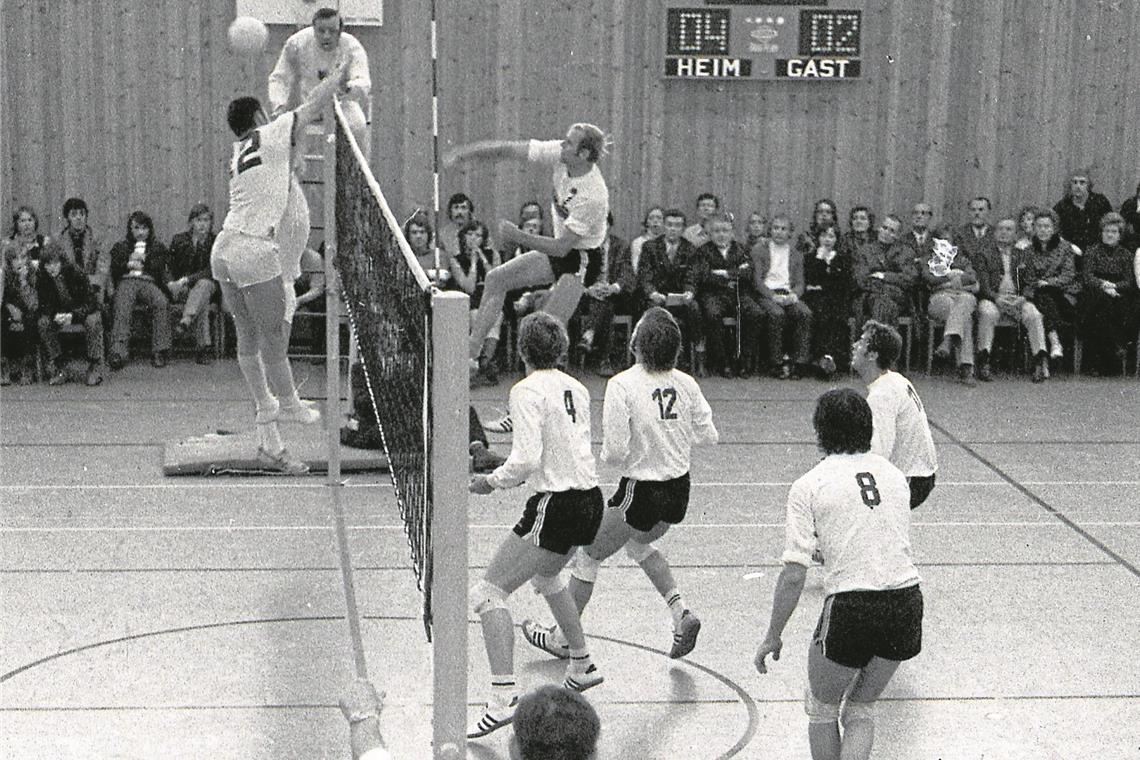 Backnang als Testlauf für München 1972 Deutschlands Volleyballer (dunkle Hosen) gewannen das Duell in Backnang mit 3:2.