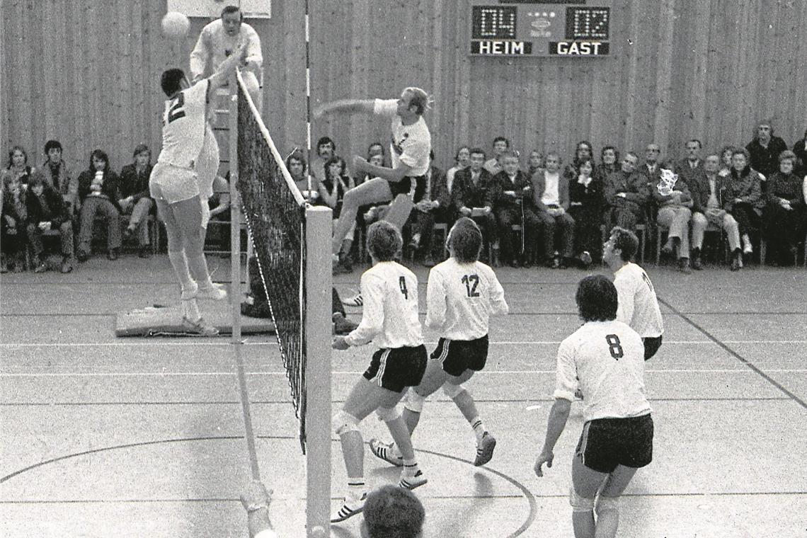 Deutschlands Volleyballer (dunkle Hosen) gewannen das Duell in Backnang mit 3:2.