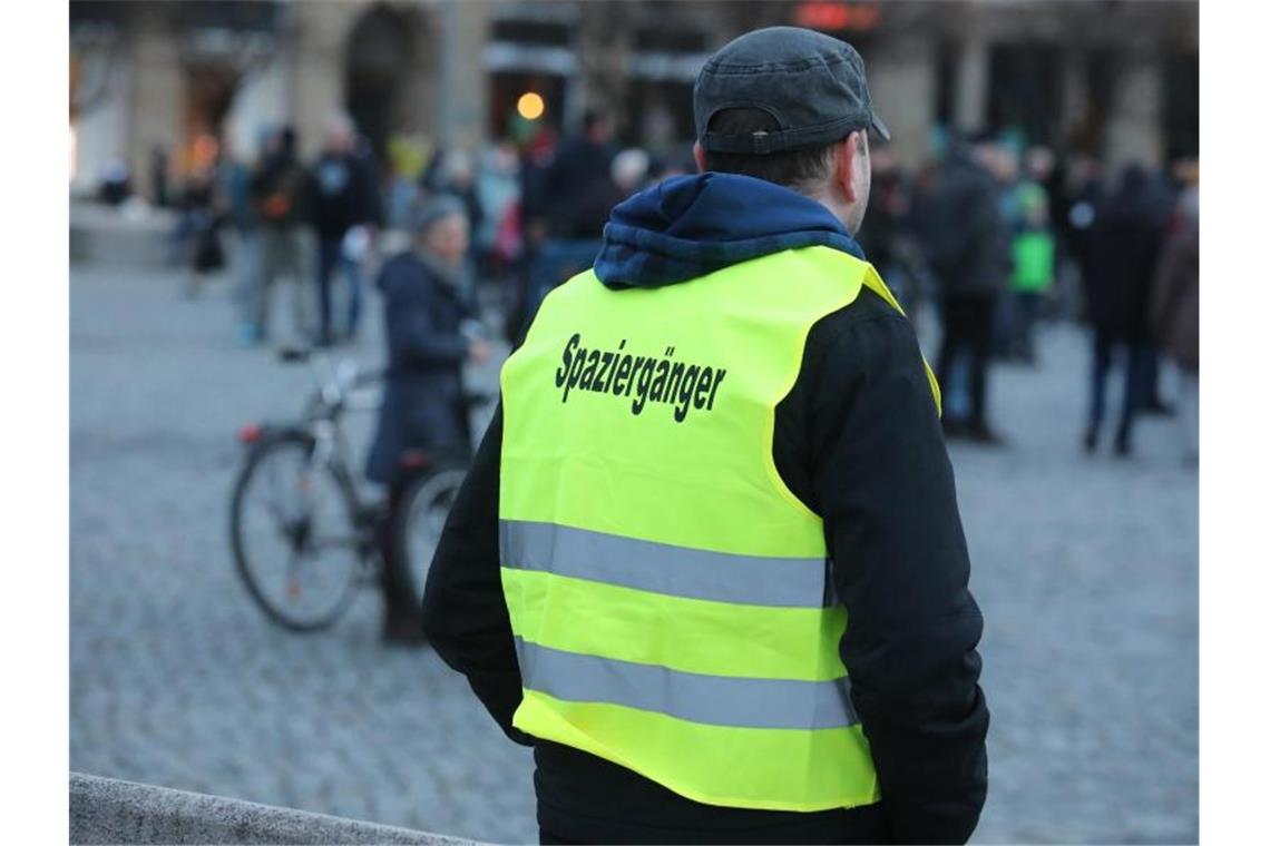 Tausende demonstrieren gegen Corona-Politik Deutschlandweit demonstrieren „Spaziergänger“ wie hier in Dresden gegen die Corona-Politik. Foto: Bodo Schackow/dpa-Zentralbild/dpa