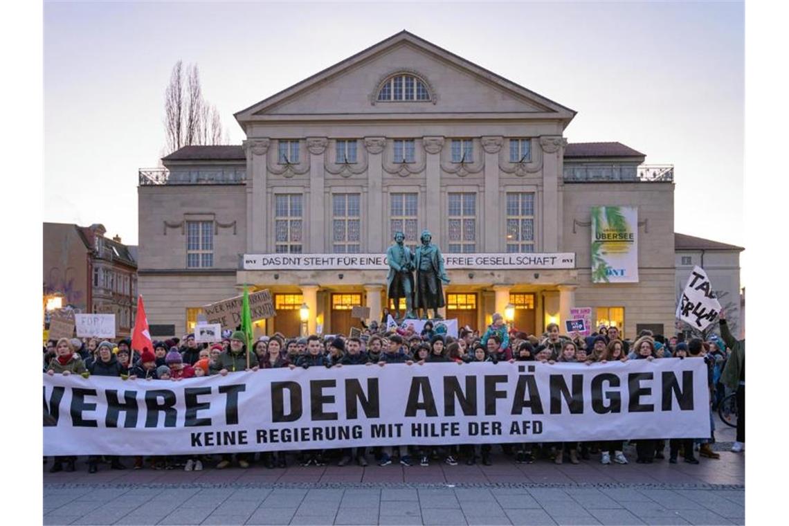Thüringens FDP-Regierungschef zum Rückzug bereit Deutschlandweit gibt es Proteste nach der Ministerpräsidentenwahl in Thüringen - wie hier in Weimar. Foto: Johannes Krey/dpa