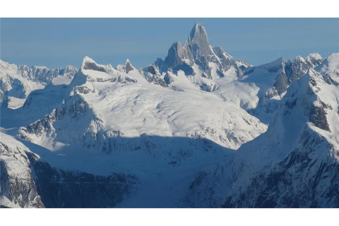 Devil's Thumb, ein Gipfel des Stikine Icefield in Alaska, ist mit Schnee bedeckt.