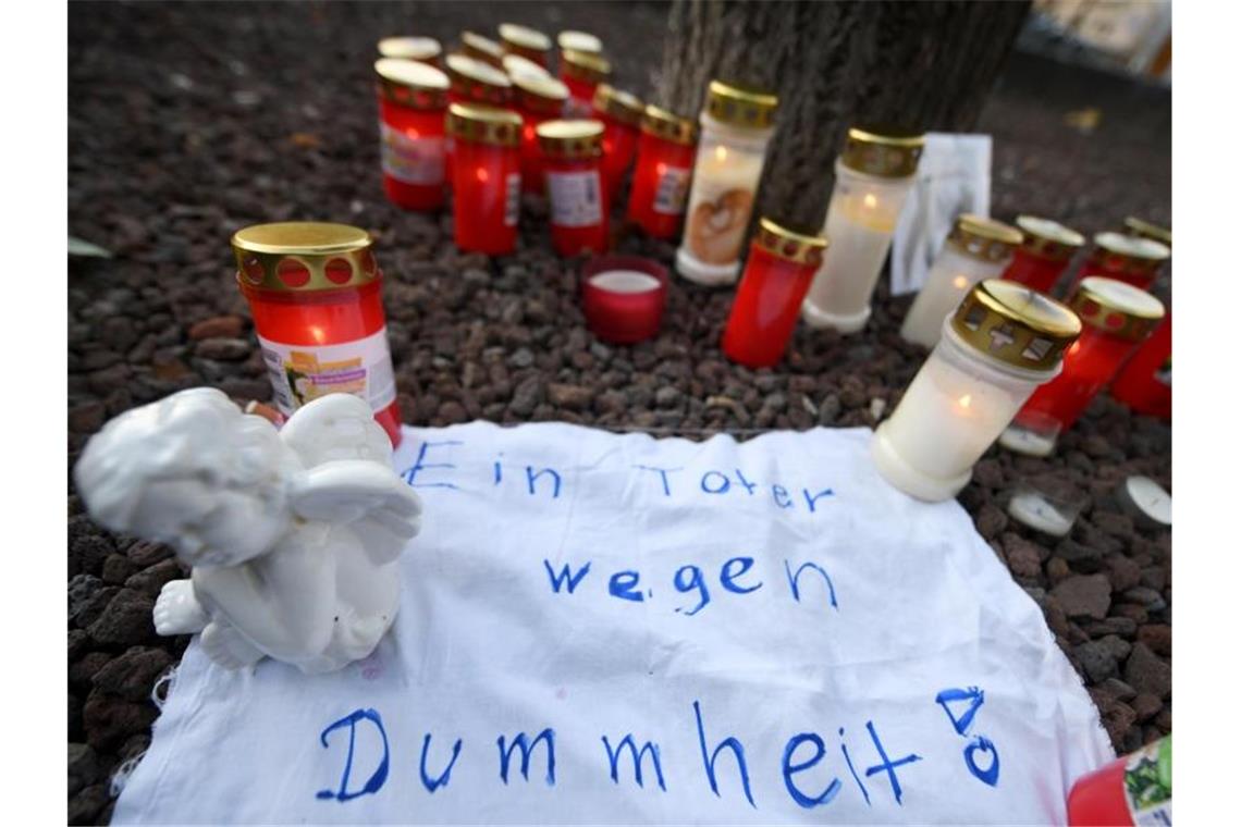 Dezember 2019: Kerzen am Königsplatz in Augsburg. Foto: Stefan Puchner/dpa