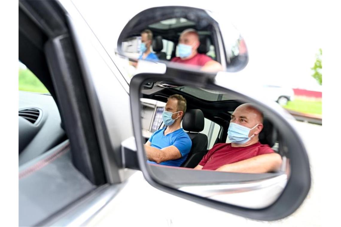 Fahranfänger im Prüfungsstau DFahrlehrer sitzt in seinem Fahrschulwagen neben seinem Schüler. Foto: Felix Kästle/dpa/Symbolbild.