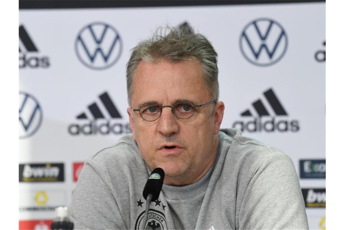 DFB-Arzt Tim Meyer nahm auf der Pressekonferenz der Nationalmannschaft Stellung zum Corona-Fall. Foto: Swen Pförtner/dpa