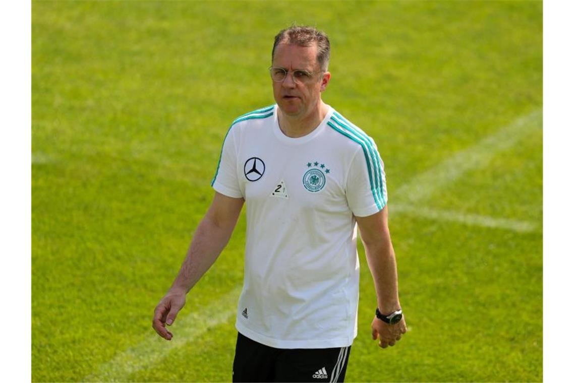 DFB-Chefmediziner Tim Meyer nimmt besonders Spieler, Trainer und Betreuer in die Pflicht. Foto: Christian Charisius/dpa
