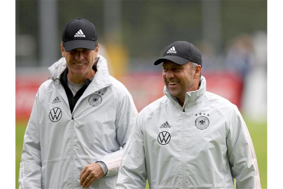 Bierhoff denkt über Verstärkung im DFB-Management nach DFB-Direktor Oliver Bierhoff (l) und Bundestrainer Hansi Flick. Foto: Tom Weller/dpa