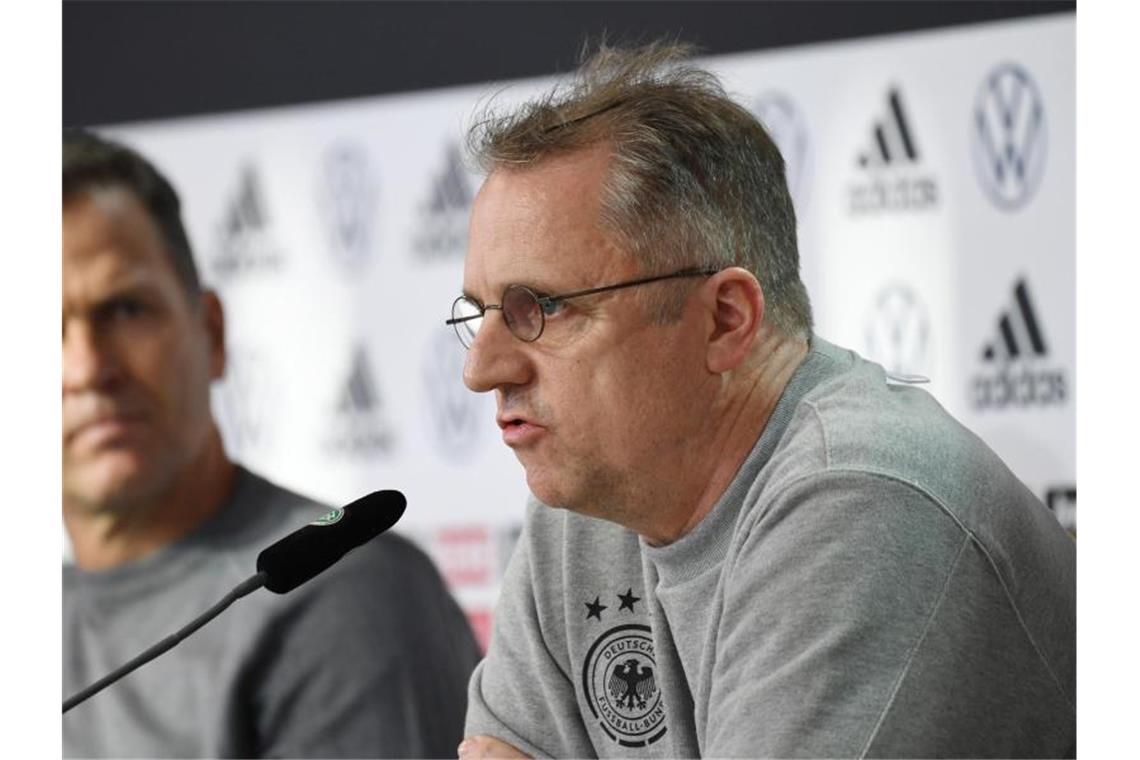 DFB-Direktor Oliver Bierhoff (l) und DFB-Arzt Tim Meyer bei der Pressekonferenz der Nationalmannschaft nach dem positiven Corona-Fall. Foto: Swen Pförtner/dpa