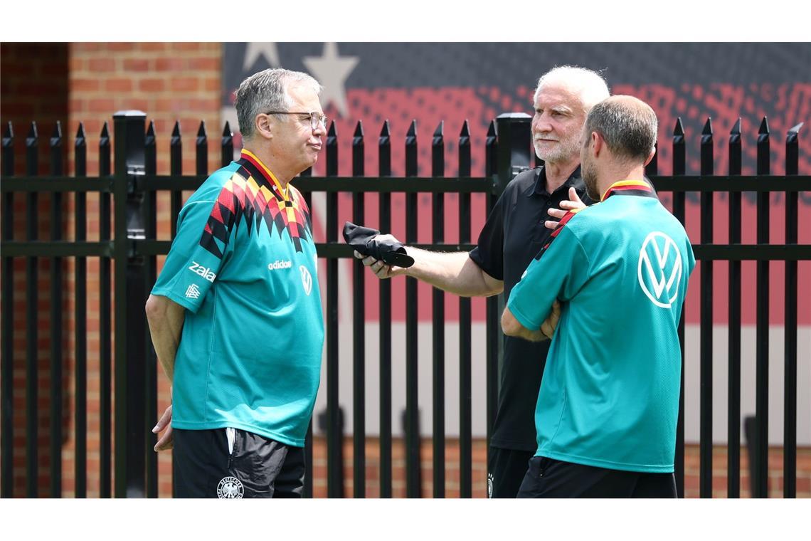 DFB-Geschäftsführer Andreas Rettig und Rudi Völler haben beim Training viel zu bereden.