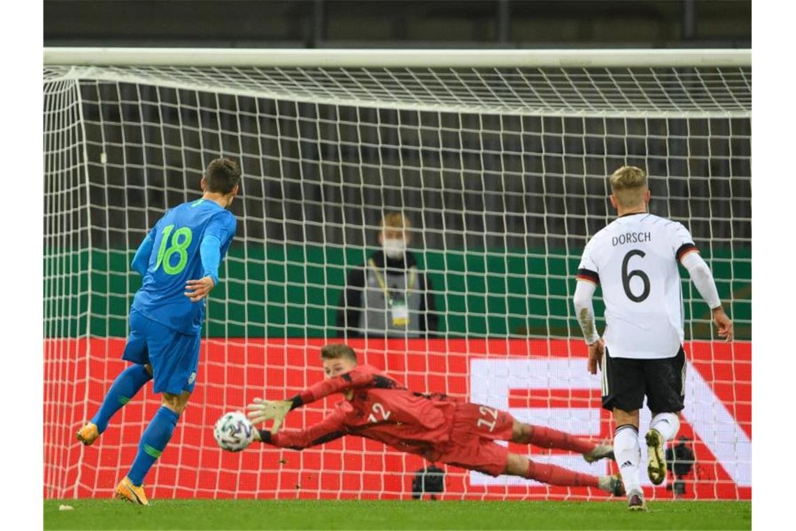 DFB-Keeper Finn Dahmen (M) rettete der deutschen U21 einen Punkt gegen Slowenien. Foto: Swen Pförtner/dpa