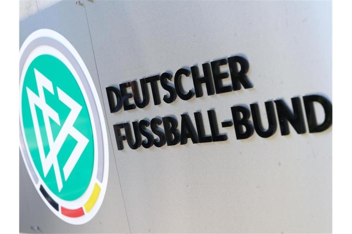 DFB-Logo und Schriftzug vor der Zentrale des Deutschen Fußball-Bundes in Frankfurt am Main. Foto: picture alliance / Arne Dedert/dpa