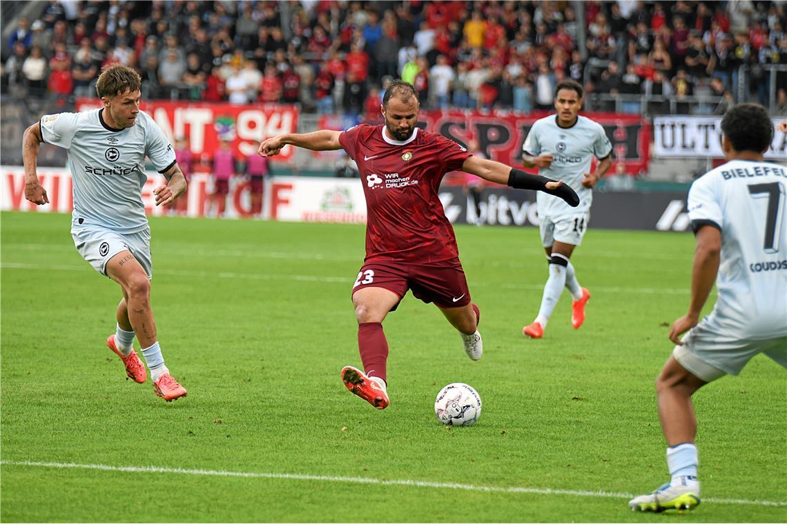 DFB-Pokal, 1. Runde: SG Sonnenhof Großaspach - Arminia Bielefeld. Der Drittligis...