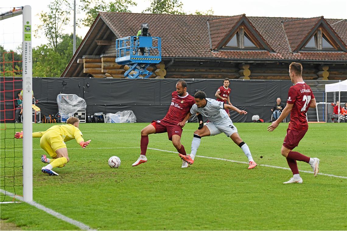 DFB-Pokal, 1. Runde: SG Sonnenhof Großaspach - Arminia Bielefeld. Der Drittligis...