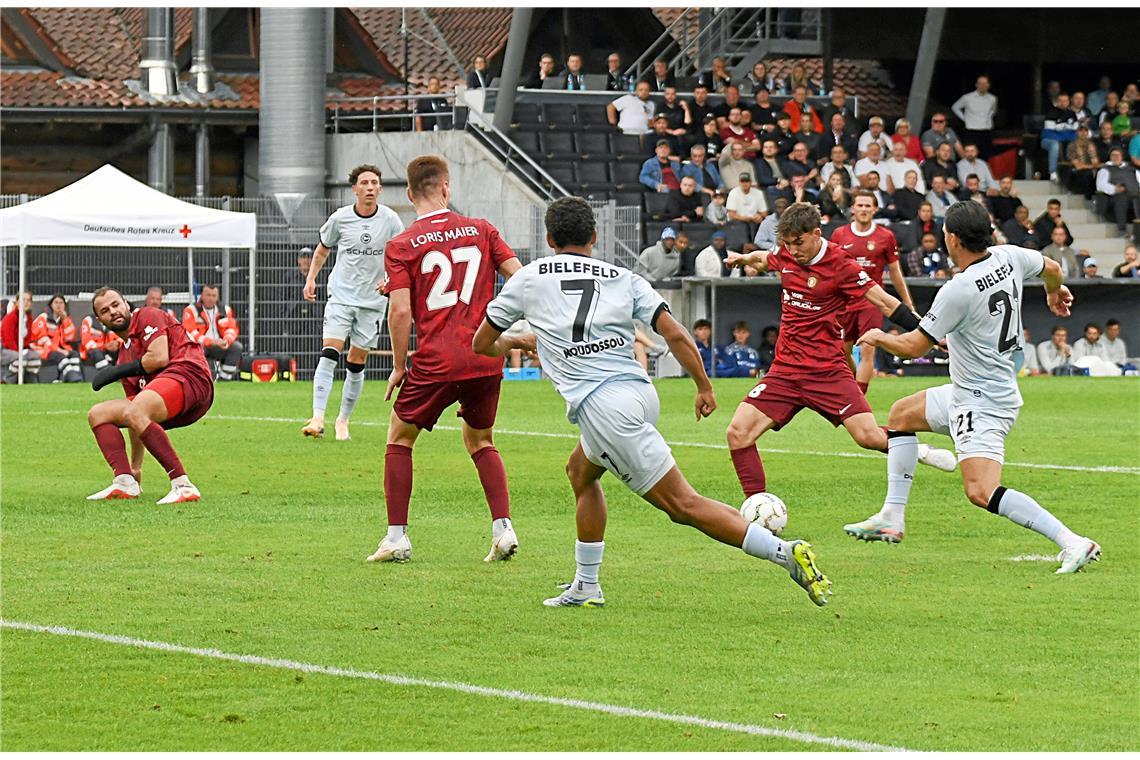 DFB-Pokal, 1. Runde: SG Sonnenhof Großaspach - Arminia Bielefeld. Der Drittligis...