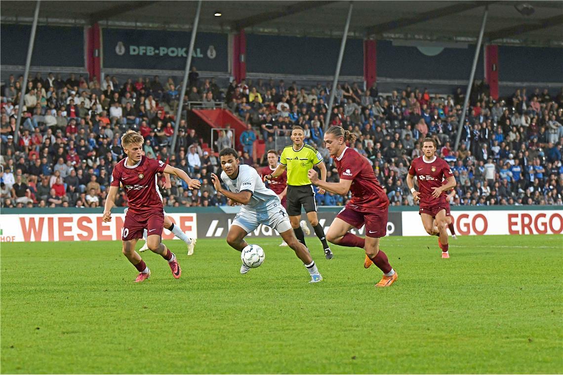 DFB-Pokal, 1. Runde: SG Sonnenhof Großaspach - Arminia Bielefeld. Der Drittligis...