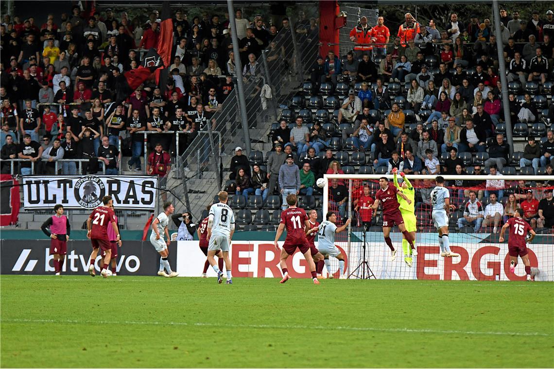 DFB-Pokal, 1. Runde: SG Sonnenhof Großaspach - Arminia Bielefeld. Der Drittligis...
